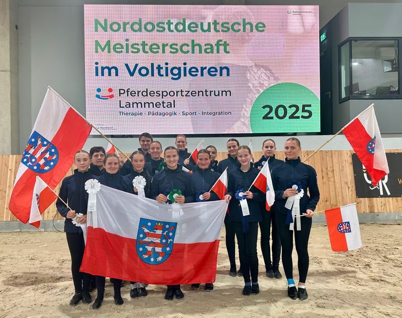 Quelle: TRFV Gruppenshooting von Voltigierern mit Flaggen und Banner der Nordostdeutschen Meisterschaft 2025.
